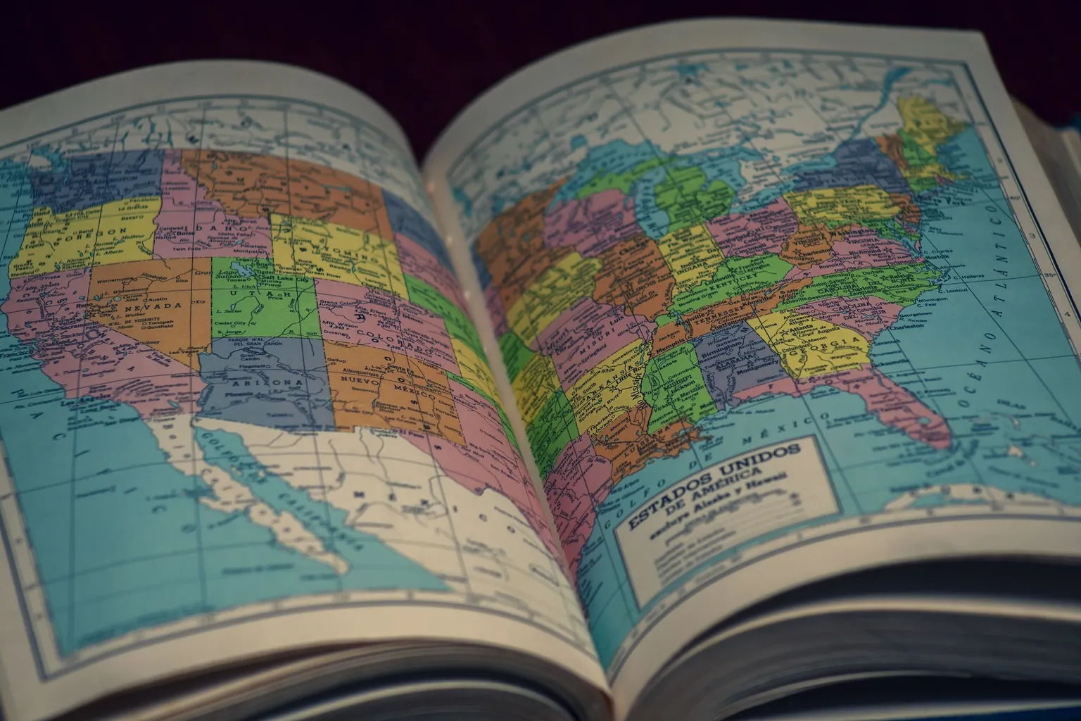 Atlas ouvert sur une carte colorée des États-Unis, chaque État d’une couleur différente