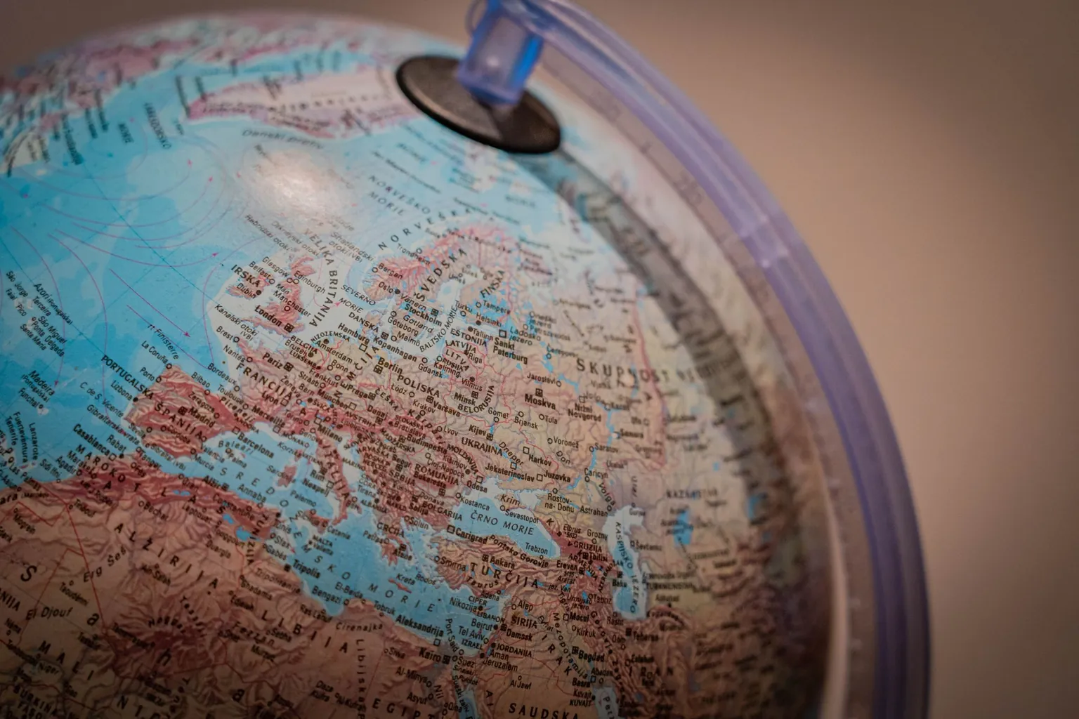 Gros plan sur un globe terrestre montrant l’Europe, l’Afrique du Nord et le Proche-Orient avec les noms des pays
