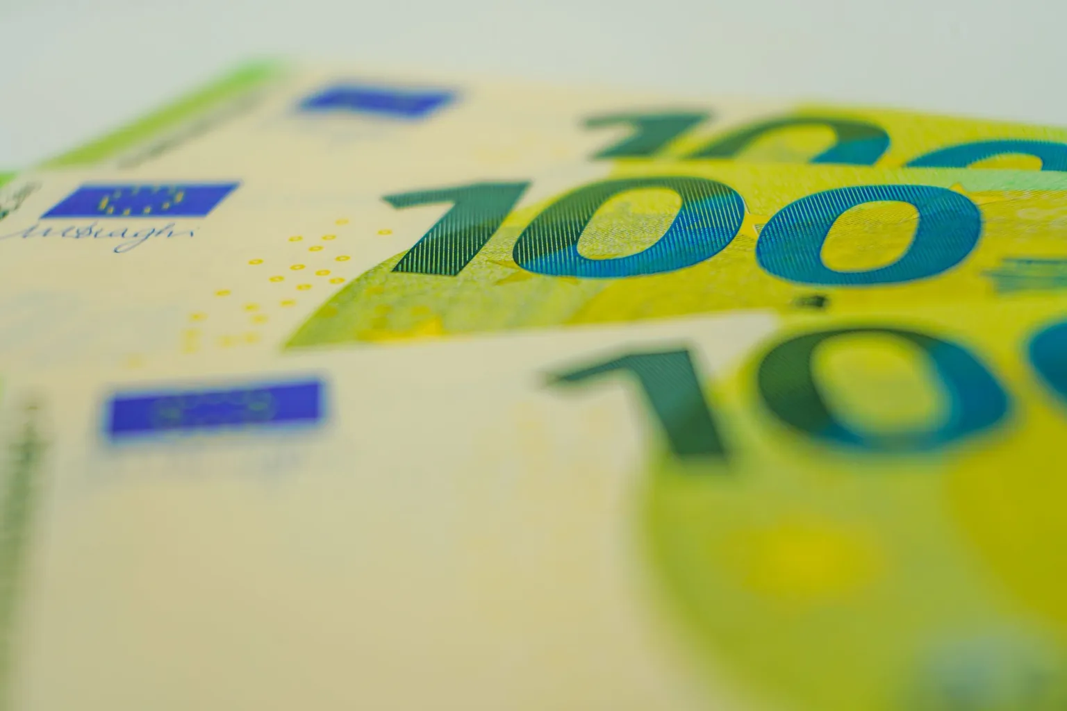 Gros plan sur des billets de 100 euros superposés