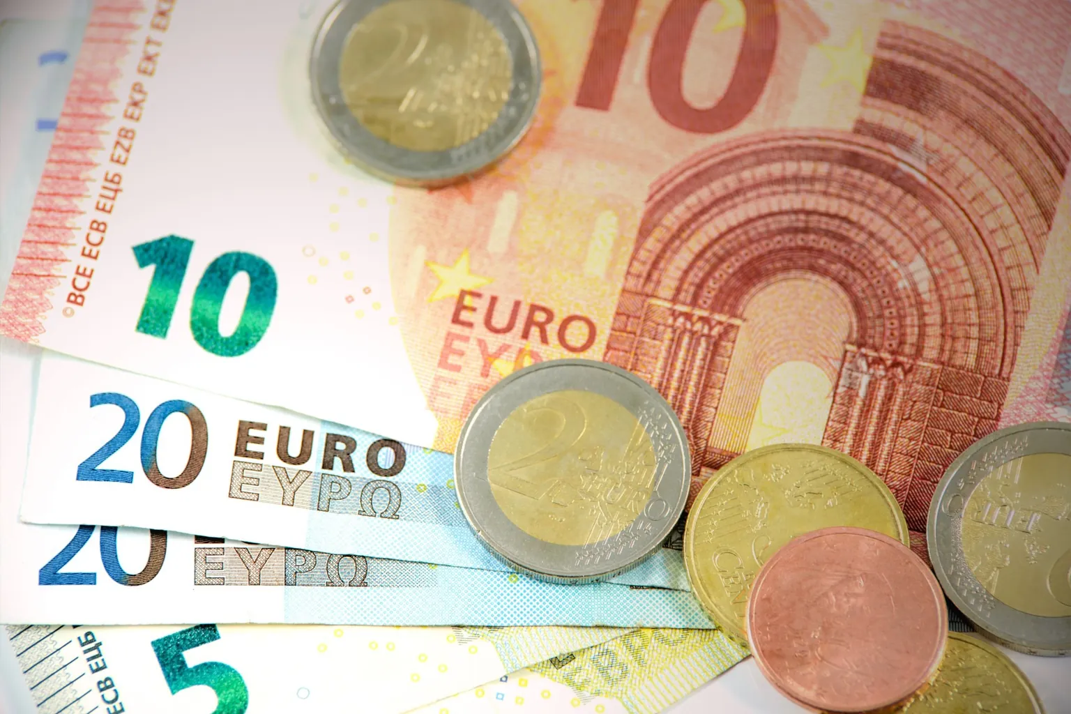 Billets de 5, 10 et 20 euros étalés avec des pièces de 2 euros et des centimes
