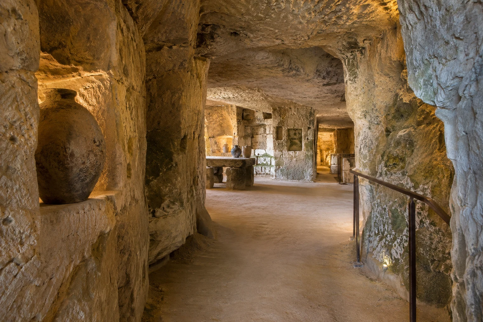 Passage souterrain creusé dans une pierre claire du Saumurois, illustration éditoriale
