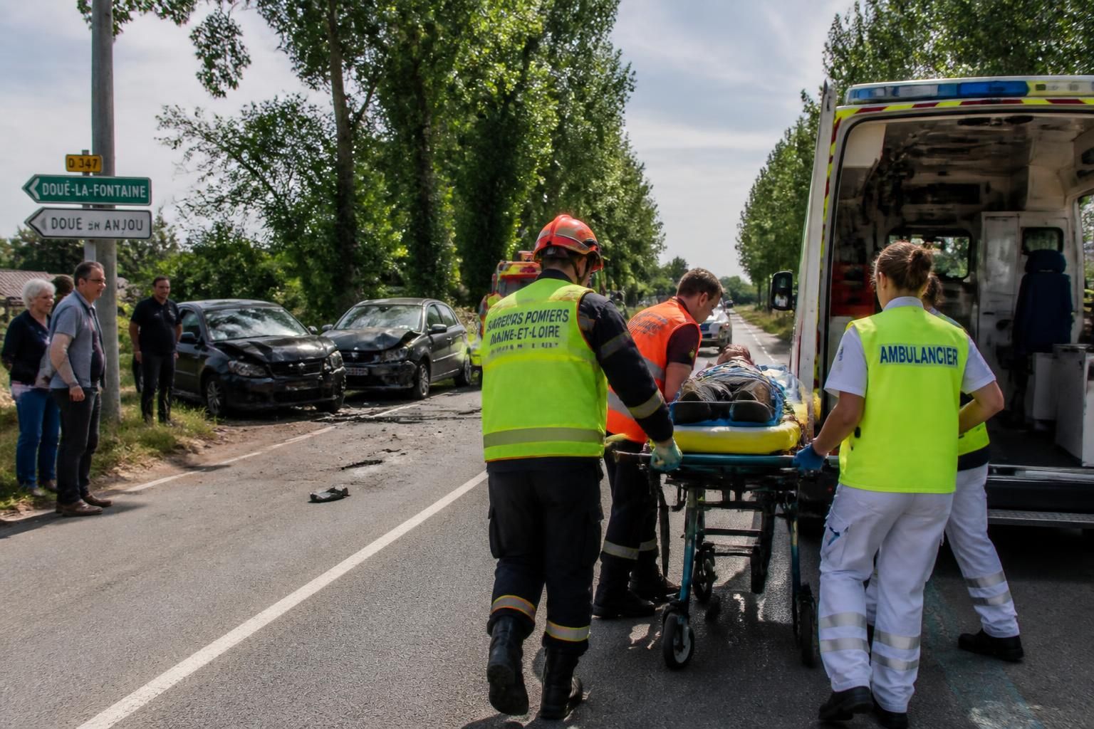 accident de la route à doué-en-anjou : un conducteur griÚvement blessé et évacué d'urgence à l'hÎpital suite à une collision.