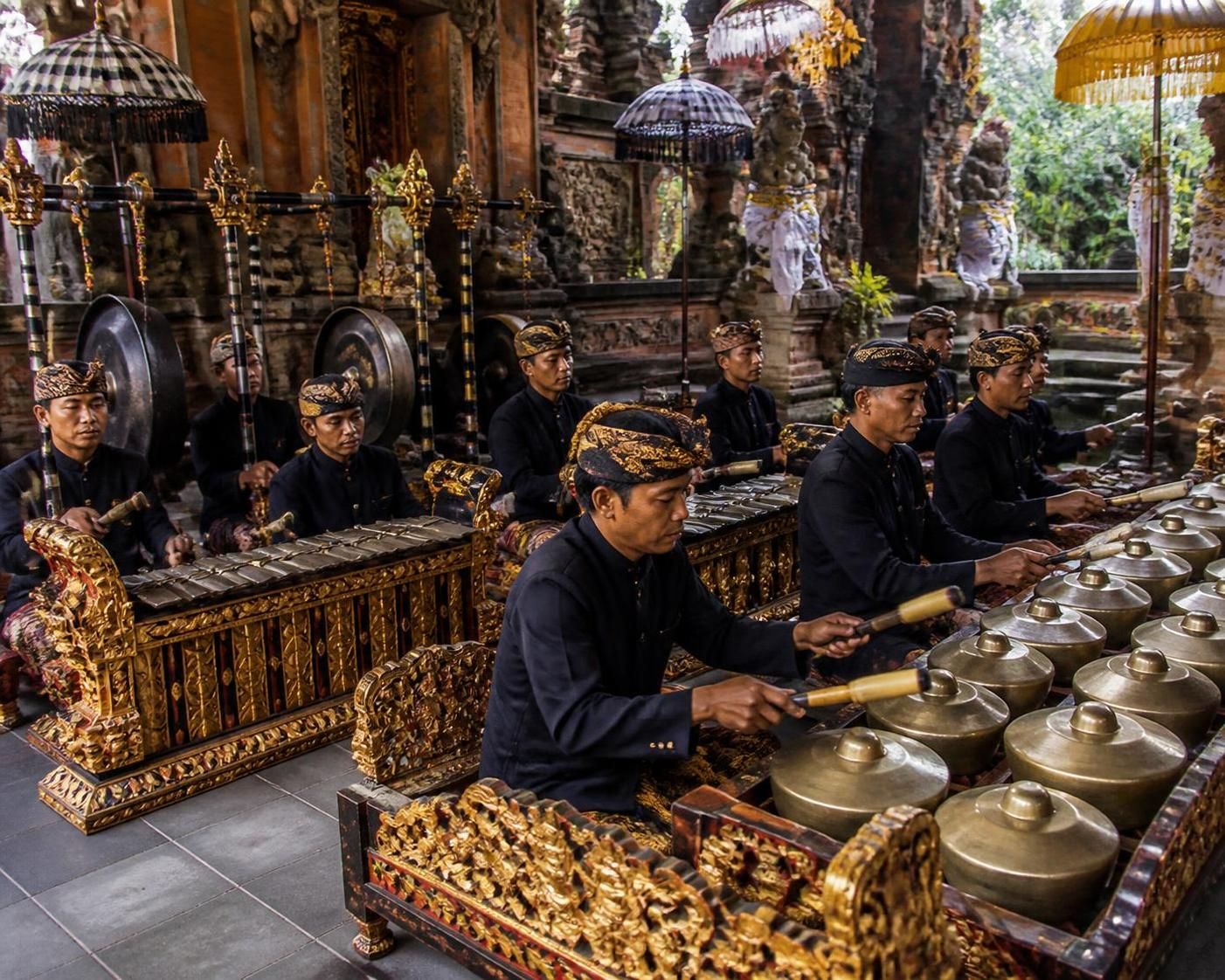 découvrez le gamelan, orchestre traditionnel indonésien, qui émerveille saumur avec ses percussions envoûtantes et son ambiance intemporelle.