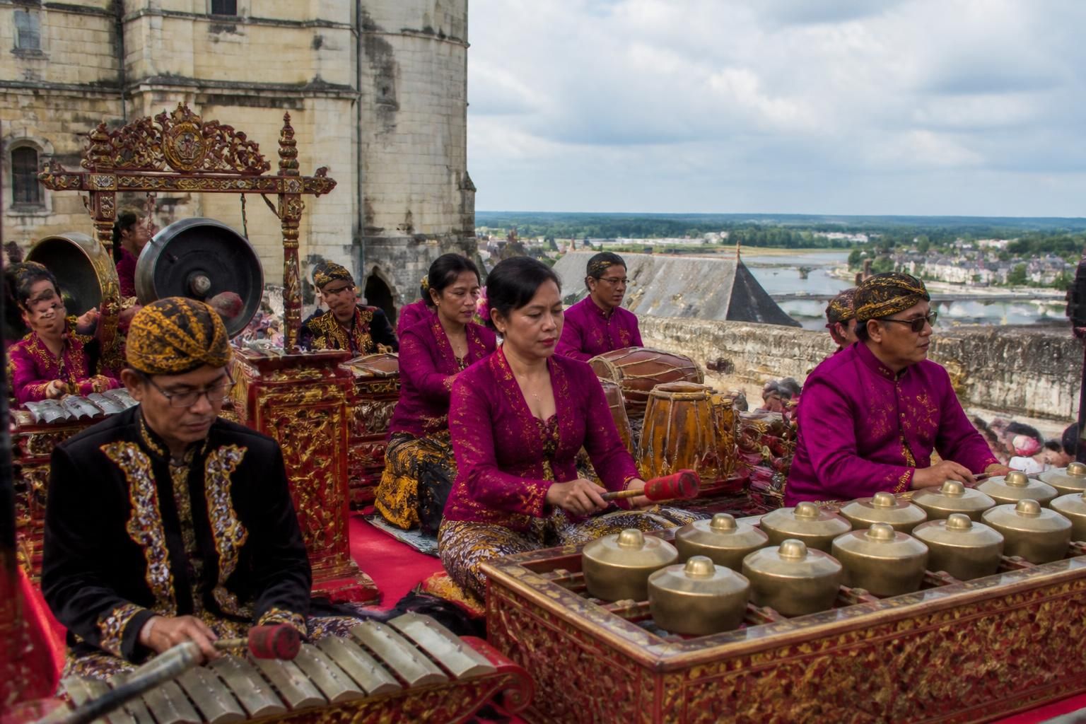 découvrez le gamelan, orchestre traditionnel indonésien, qui fait vibrer saumur avec ses percussions envoûtantes et son ambiance intemporelle.