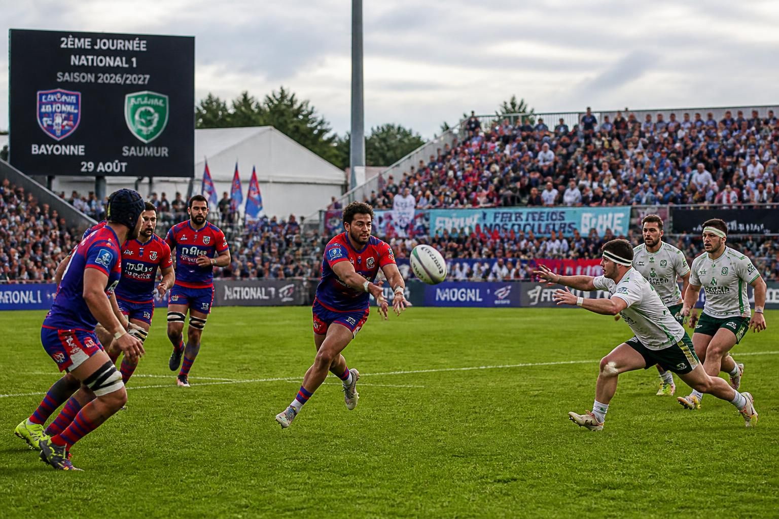 suivez en direct le match bayonne - saumur, 2ème journée du national 1 de la saison 2026/2027, le 29 août. ne manquez rien de cette rencontre passionnante !