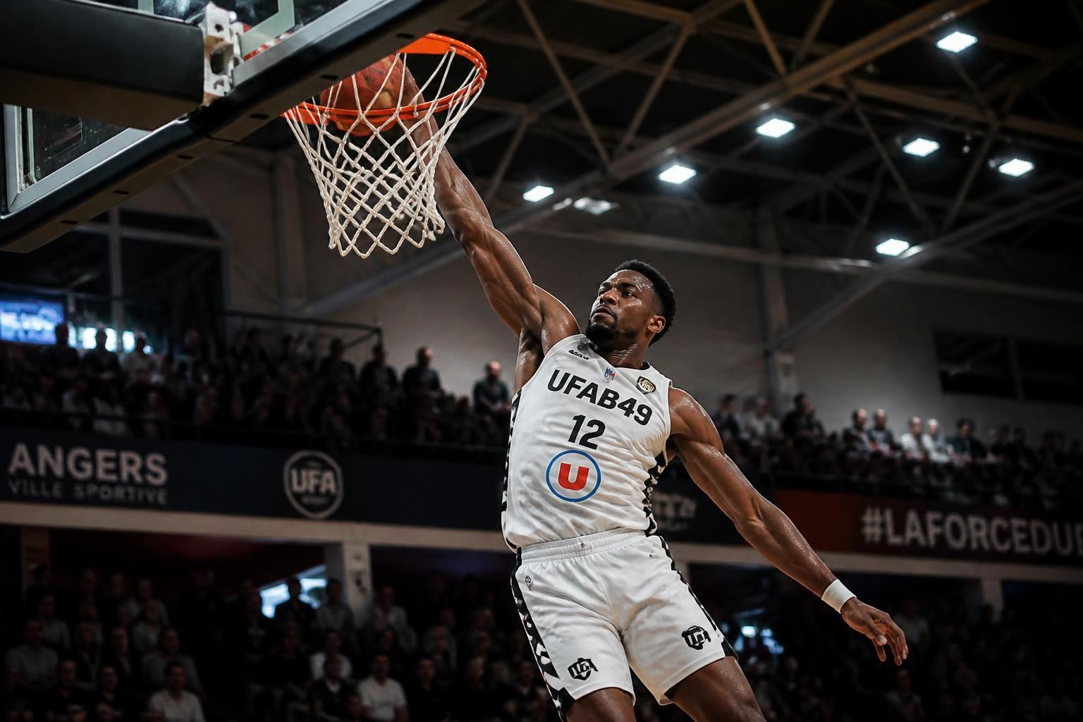 découvrez muadi bulabula, joueur clé de l'uf angers, réputé pour sa puissance impressionnante sous le cercle, un atout majeur et un pari gagnant pour l'équipe.