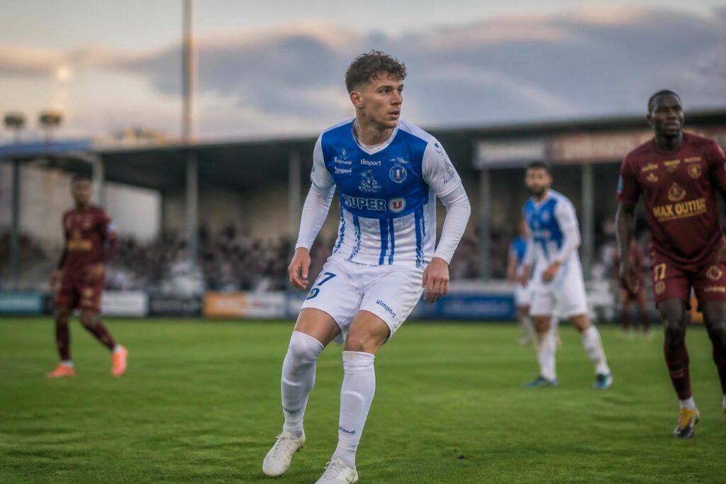 découvrez comment artur viaud, joueur du saumurois en football national 1, prend du recul afin de mieux rebondir dans sa carrière sportive.