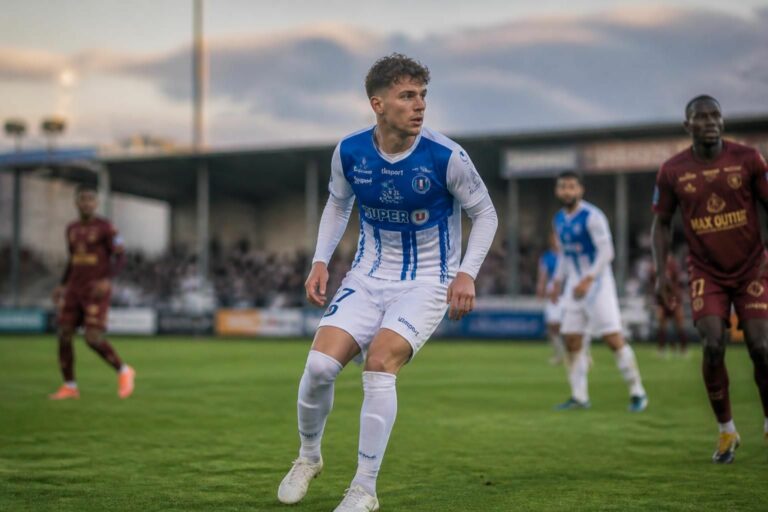 découvrez comment artur viaud, joueur du saumurois en football national 1, prend du recul afin de mieux rebondir dans sa carrière sportive.