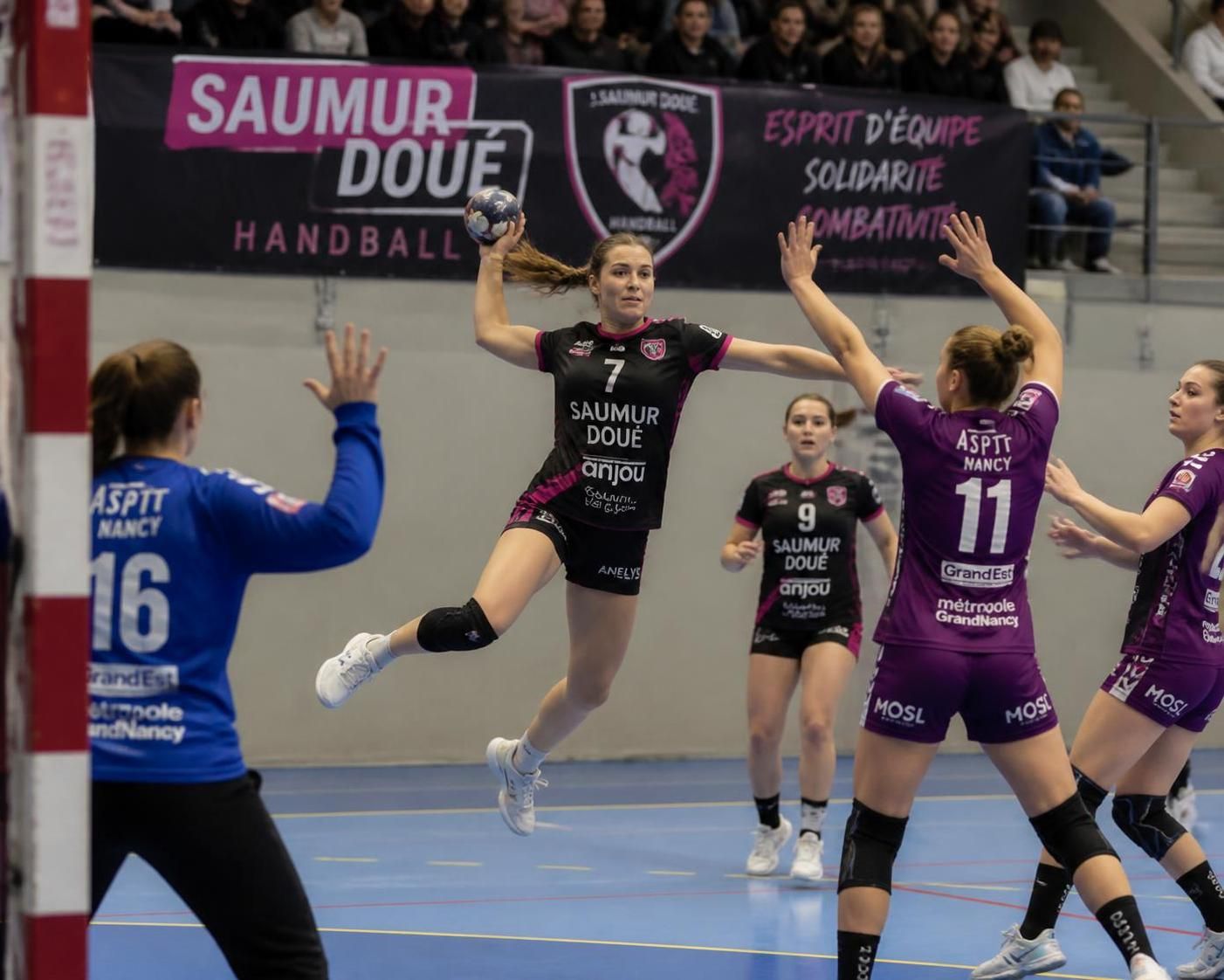 le handball féminin à saumur-doué se prépare activement pour la prochaine saison en nationale 3, avec de nouveaux objectifs et une équipe motivée.