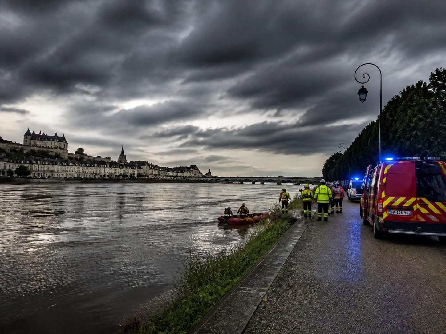à saumur, un promeneur fait une macabre découverte en apercevant un corps flottant dans les eaux de la loire, suscitant l'intervention des autorités.