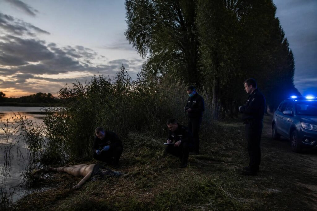 un corps a été découvert dans la loire, les investigations sont en cours pour comprendre les circonstances de ce drame.
